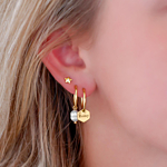 Mooie oorbellen met gravering in het oor