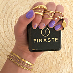 Trendy mix van ringen in een sieradendoosje