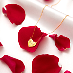 gouden ketting graveerbaar in vorm van hartje op roze blaadjes