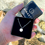 zilveren ketting met bolletjes en gravering