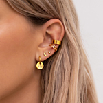 Earparty in het oor van het model in het goud