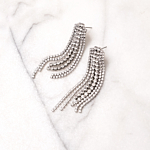 Zilveren hollywood oorbellen op wit marmer