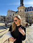 influencer draagt gouden oorbellen