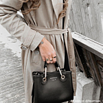 Influencer draagt goud kleurige ringparty