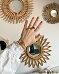 Influencer draagt mix van gouden ringen en armbanden