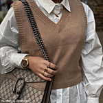 Influencer met gouden ringen mix