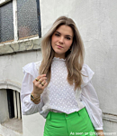 Influencer draagt gouden sieraden