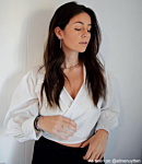 Influencer draagt tennis oorbellen en tennis ketting