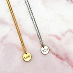 Trendy ketting met letters op een marmeren plaat