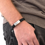 Leren heren armband bij man om pols