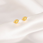 Lucky eye stud oorbellen goudkleurig op wit satijn