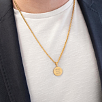 Man draagt graveerbare mannen ketting met munt om hals