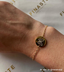 Influencer met butterfly armband