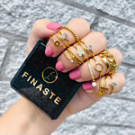 trendy ringen met een sieradendoosje in de hand