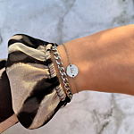 Intial armband met schakelarmbandje om pols