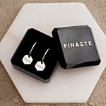 hexagon oorbellen met gravering het oor voor een trendy look