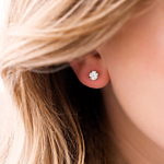 vrouw draagt zwarte finaste studs