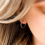 Trendy set met oorbellen in het oor bij een vrouw met blonde haren