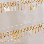 Mooie oorbellen aan een rekje in het goud