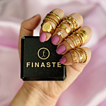 Mooie goudkleurige ringen om de hand van het model