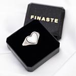 Zilveren hartjes zegelring in sieradendoosje