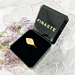 Gouden zegelring in een sieradendoosje van Finaste