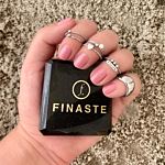 Trendy ring met gravering in een sieradendoosje