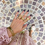 Verschillende gouden sieraden die je kan mixen en matchen