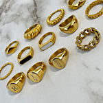 Mooie set met ringen op een marmeren plaat