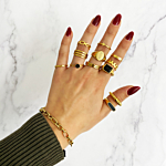 gouden ringen om hand voor trendy look