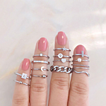 Zilverkleurige ringparty om vingers