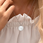 zilveren ketting met persoonlijke munt om hals