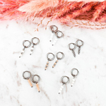 Trendy mix van oorbellen op een marmer plaatje