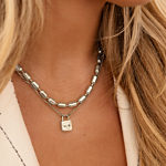 Twee zilveren kettingen om hals