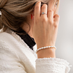 Parel armband om pols bij vrouw