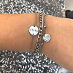mooie look van zilveren armbanden om de pols voor een complete look