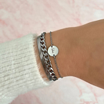 Zilveren armbanden om de pols voor een trendy look