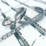 Zilveren sieraden op een houten plankje samen