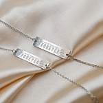 Twee zilveren armbanden voor bestie