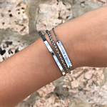 Mooie armband met gravering om de pols samen met naam