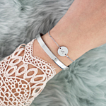 Kanten top met zilveren bangle en initial armband