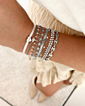 Zilveren armparty met witte details