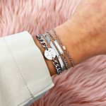 Zilverkleurige armbanden bij meisje