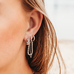 Earparty met zilveren oorbellen in oor