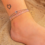 Zilveren enkelbandjes om enkel