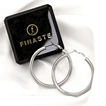 Mooie zilveren oorringen met Finaste sieradendoosje op satijn