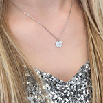 Zilveren initialen ketting om de hals met een kanten top