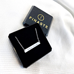 Zilveren bar ketting met naam en sierletters erop gegraveerd