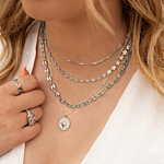 Zilveren necklaceparty bij model