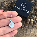 Zilveren letter ketting in de hand met sieradendoosje